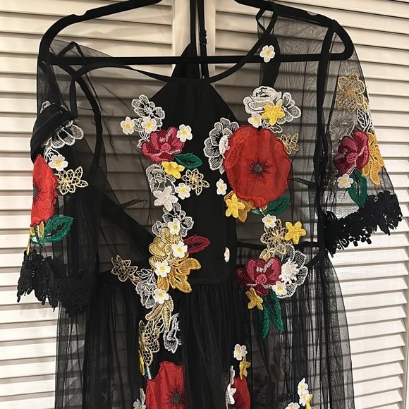 Black transparent flower embroidered short sleeve dress - Picture 3 of 6